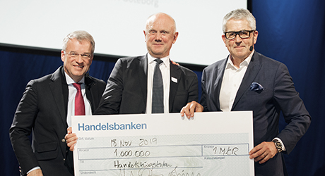 Alrik Danielson (vänster) och M Johan Widerberg (höger) överlämnar gåvan till Per Cramér