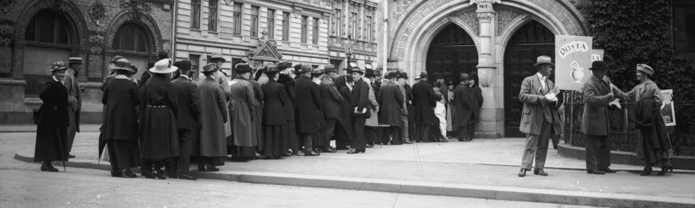 People standing in line to vote 1900