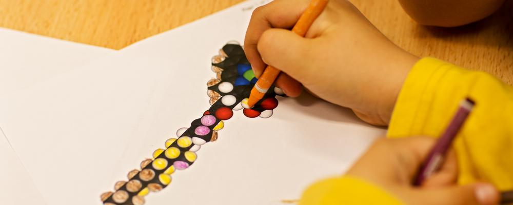 Barn ritar molekylstruktur