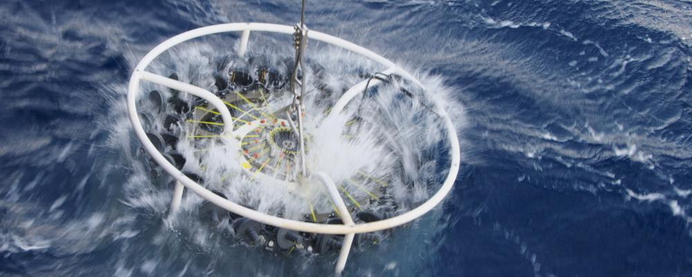 Marin mätutrustning sänks ner i havet från fartyg. 