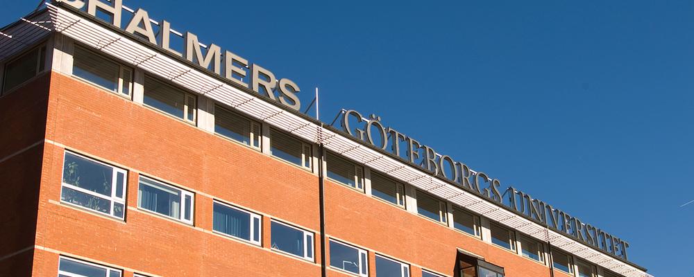 Byggnad med Chalmers och Göteborgs universitets loggor