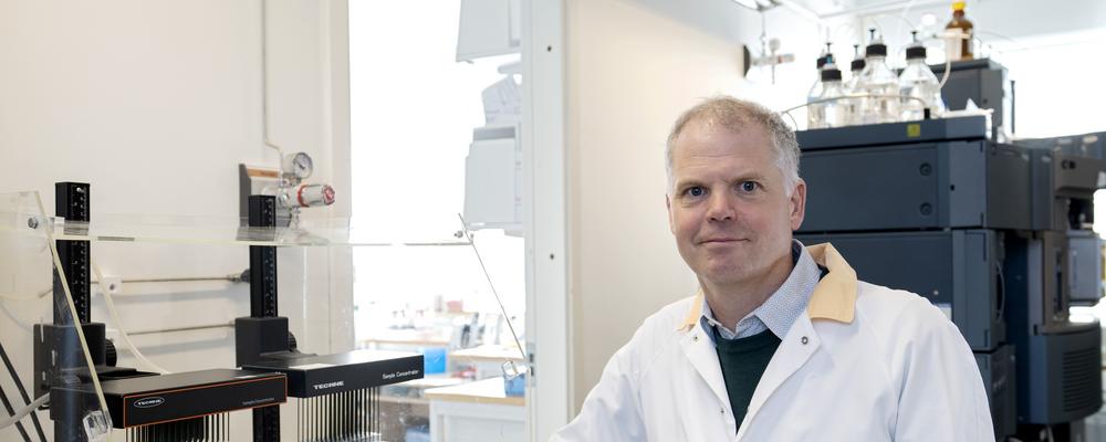 Fredrik Bäckhed i labbrock i laboratoriet.
