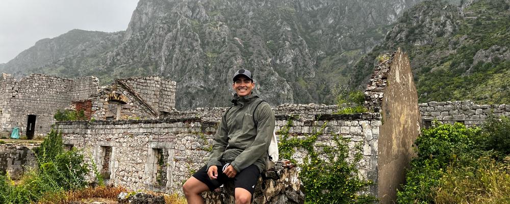Jonathan Zepeda Villela sitter på en ruin i ett bergsmassiv