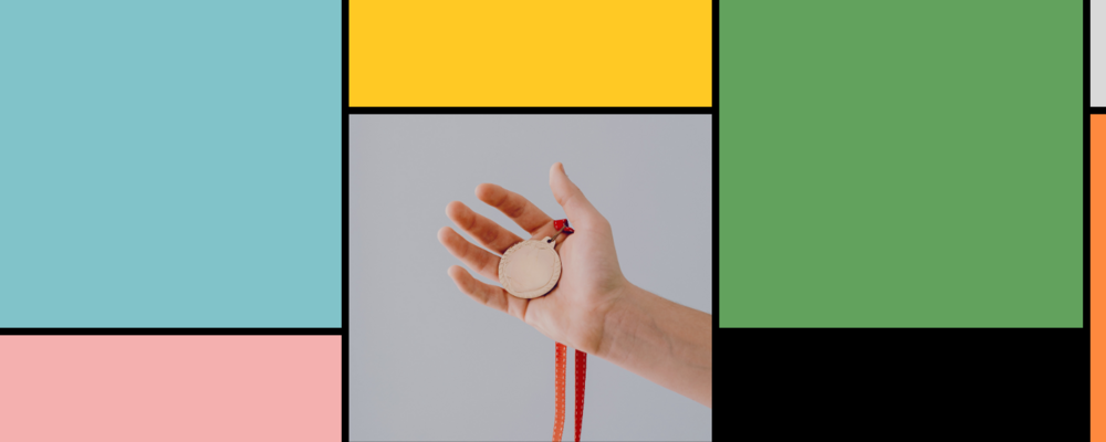en hand håller i en medalj
