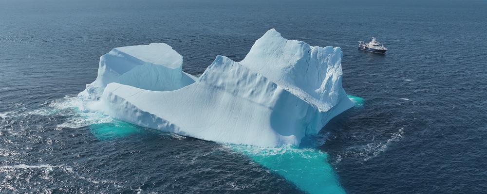 drönarbild med stort isberg