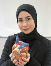 Läkarstudenten Sara Ebadi poserar vid anatomisk modell i plast.