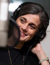 Elisabeth Punzi i studion under inspelningen av Matarvspodden, avsnitt 15: Mat i nöd och lust.