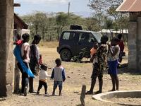 Bilden visar ett par av de familjer som har deltagit i projektet i Kenya.