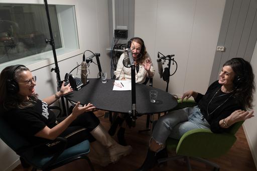 Astrid von Rosen, Lisa Haeger och Elisabeth Punzi i studion för inspelning av Matarvspodden