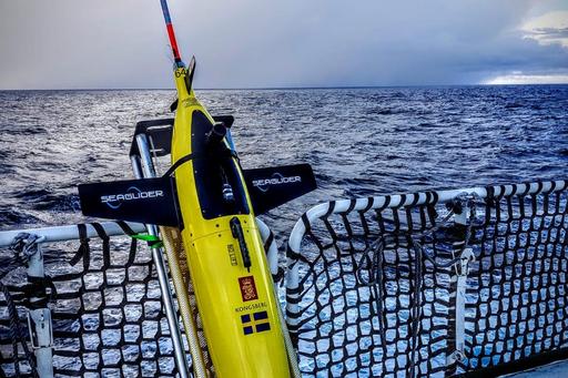 undervattensrobot står lutad på akterdäck