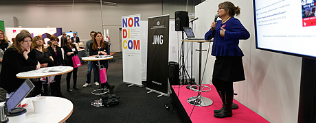 Maria Edström föreläser inför publik på MEG-dagarna.
