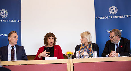Jan-Olof Jacke, Ann-Sofi Lodin, Pam Fredman och Peter Wallenberg bakom ett podium