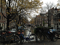 Bild på cykel vid kanal