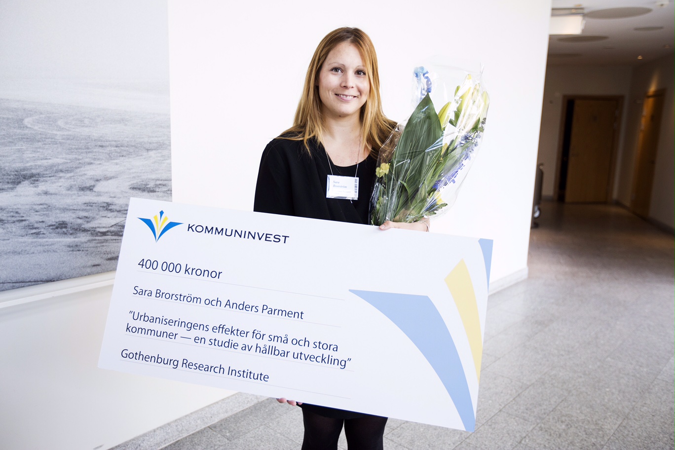 Sara Brorström får tillsammans med Anders Parment 400 000 kronor för att studera hur kommuner påverkas av urbanisering.