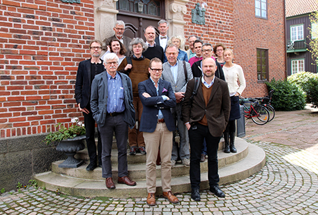 Konferensdeltagarna framför tegelvillan på Bengt Lidnersgatan