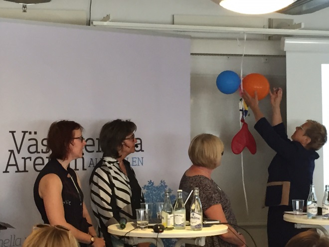 Sylvia Määttä sticker hål på myter representerade av ballonger.