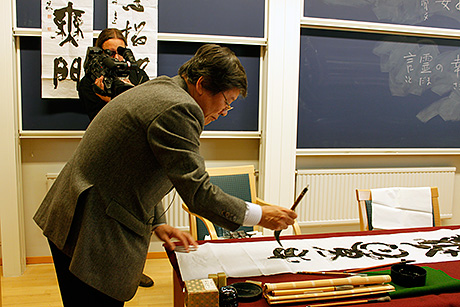 Taisho Akahira från Tokyo visar hur man kalligraferar. Foto: Thomas Melin