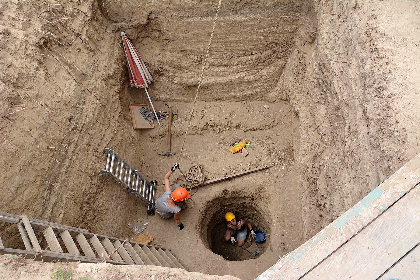 Excavation of a well in Hala Sultan Tekke. Photo: Peter Fischer.
