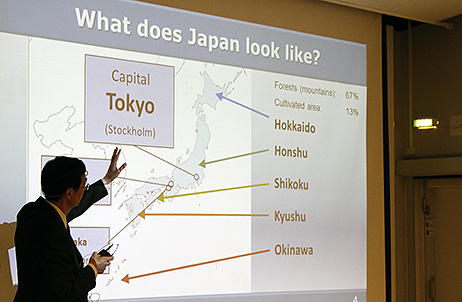 Japans ambassadör Jun Yamazaki föreläser. Foto: Thomas Melin.