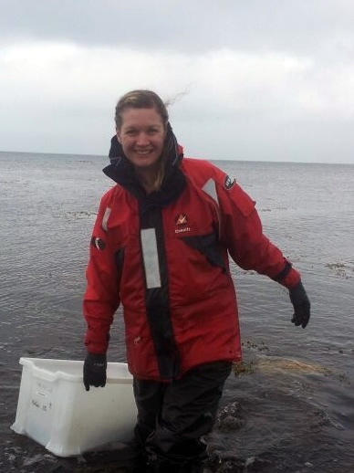 Hannah Wood vid havet