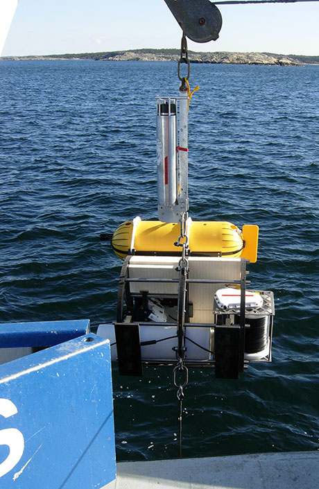 Utrustning med mätinstrument som skall användas i Framsundet i sommar. Den gula delen profilerar, dvs mäter kontinuerligt medan den går upp och ner i vattnet