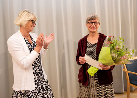 Ninni Holmqvist mottar tar emot Sixten Heymans pris av rektor Pam Fredman