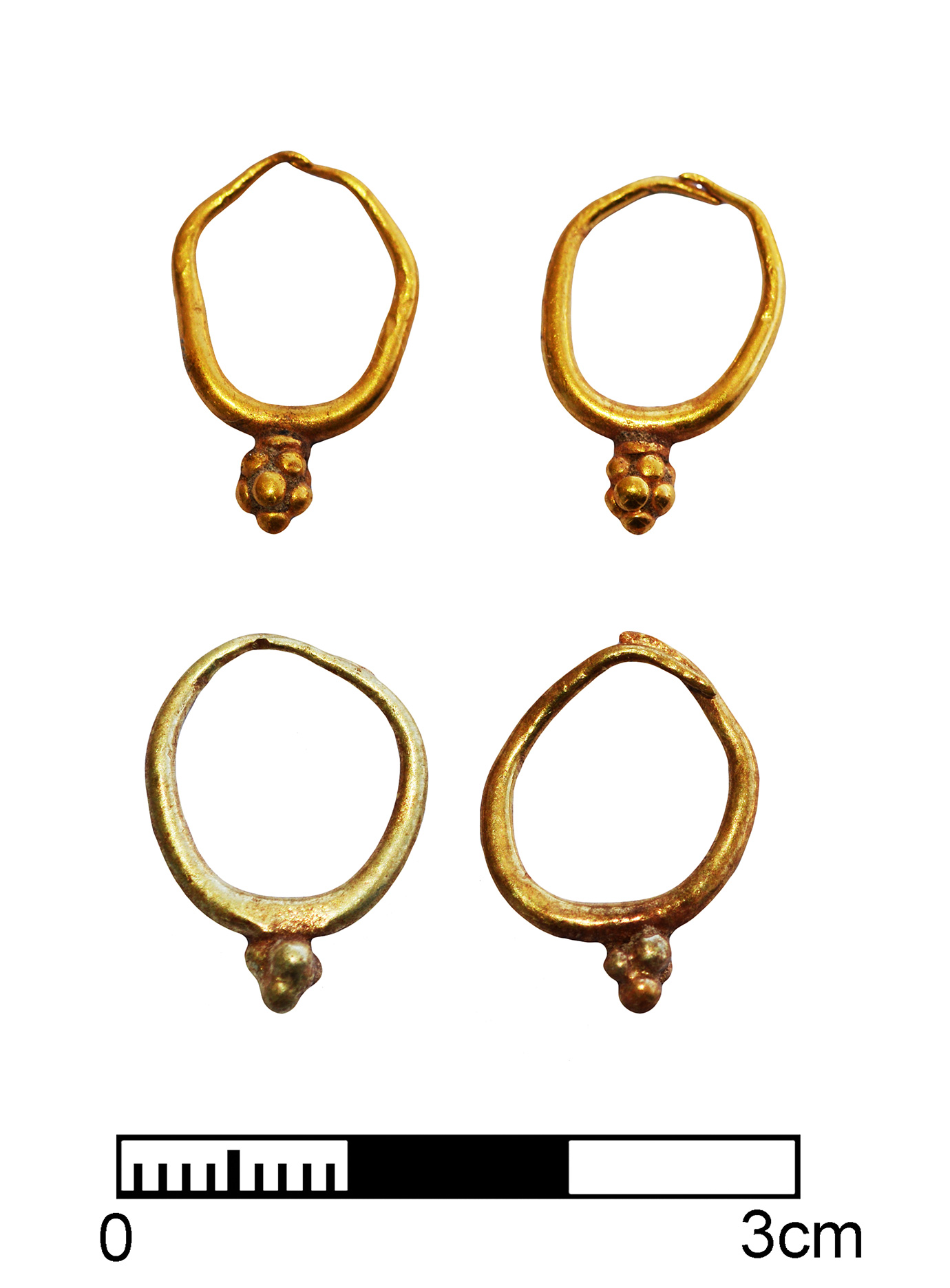 wo pairs of earrings of gold, c. 1400-1300 BC. Photo: Peter Fischer.