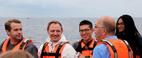 Juridikstuderande och kursledare ombord på forskningsfartyget Nereus