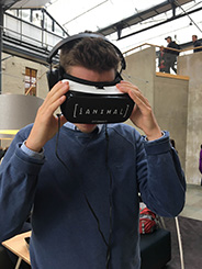 person i  virtual reality-glasögon