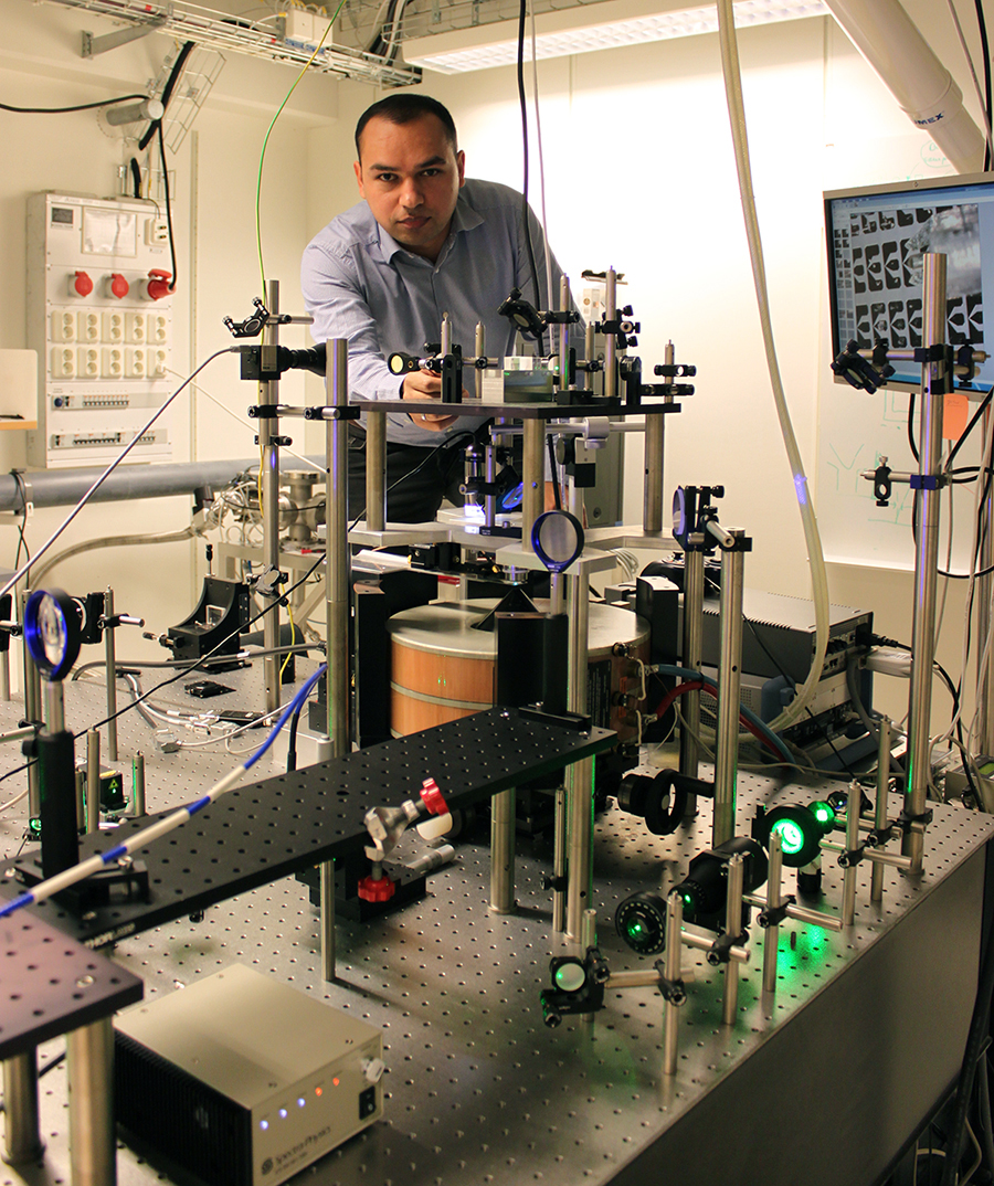 Ahmad Awad vid BLS-mikroskop.