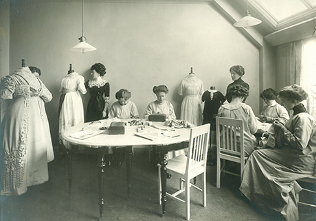Fotografi från Birgittaskolan. Text på baksidan: ”Sta Regeringsgatan 19-21, 1910”. Foto: Östergötlands museum