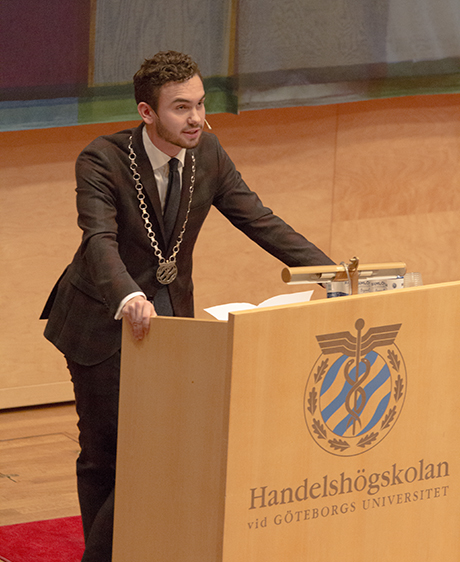 Bild på Kårens ordförande som håller tal