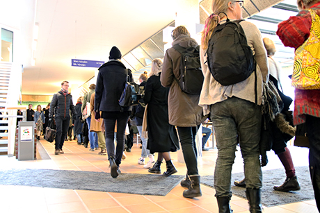 Trängsel utanför stora hörsalen