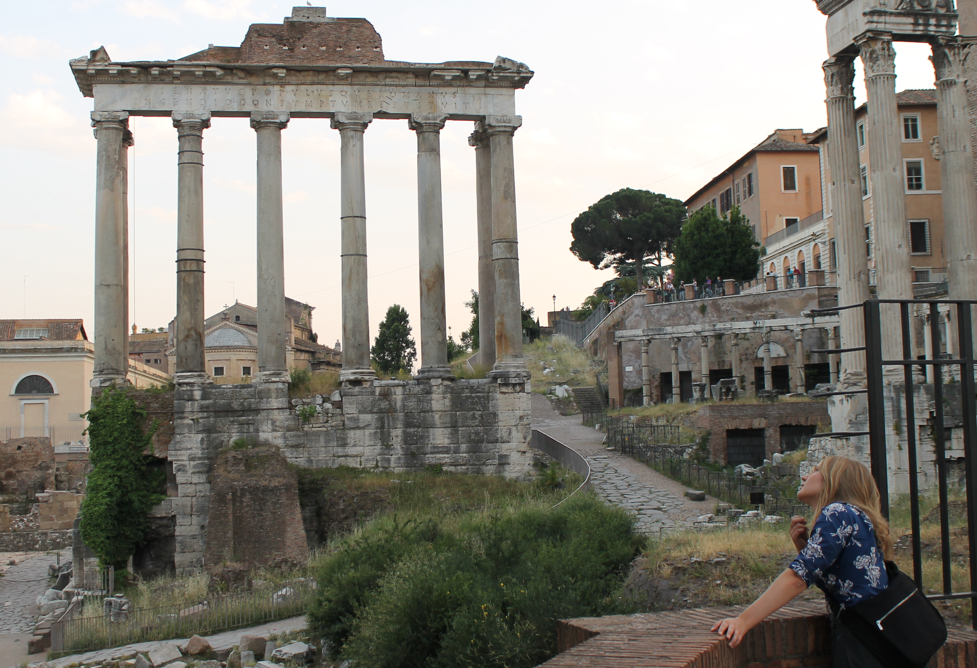 Christa Lundberg har fördjupat sig i idéhistoria under tidigt 1500-tal och särskilt fokuserat på den franske teologen och filosofen Jacques Lefèvre d'Étaples och hans krets. Till hennes akademiska intressen hör den platonska traditionen, filosofiska och vetenskapliga diagram och religionshistoria.  Bilden är tagen i Rom av Geoffrey Wildanger.