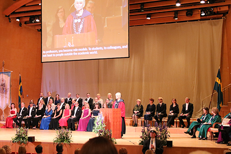 Rektor Pam Fredmans hälsningsanförande framför universitets nya professorer.