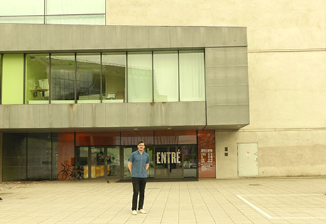 William Illsley framför Världskulturmuseet i Göteborg.