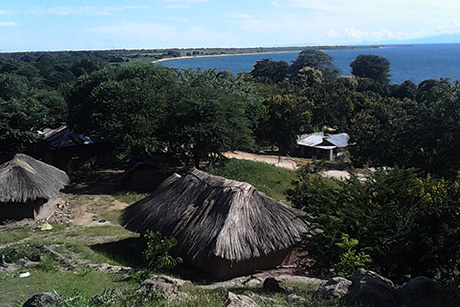 Malawisjön från en kulle i byn Nsungu ett av de ställen i Tanzania där språkliga data samlats in om  manda