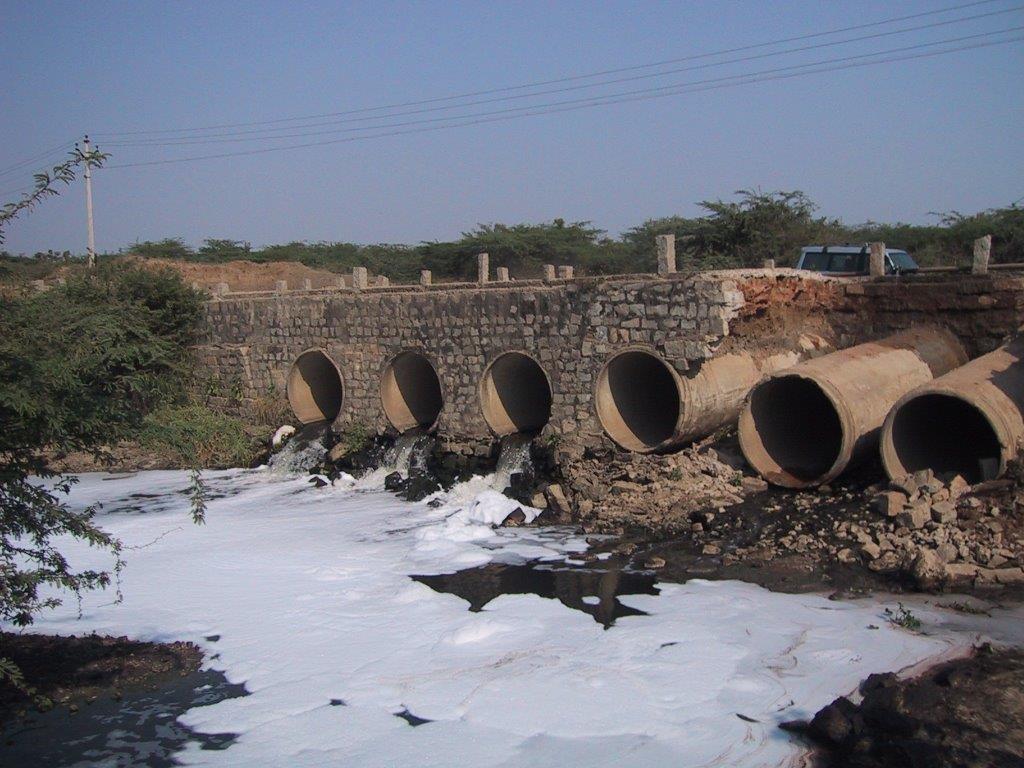 Flod utanför Hyderabad som är kraftigt förorenad med läkemedelsrester