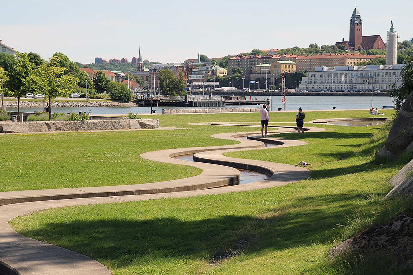 Park vid nya älvstanden i Göteborg. Staden är i bakgrunden. 