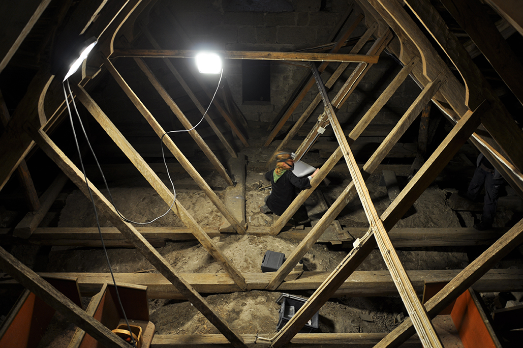 Bild tagn ovanifrån på takstolar i medeltida kyrka 