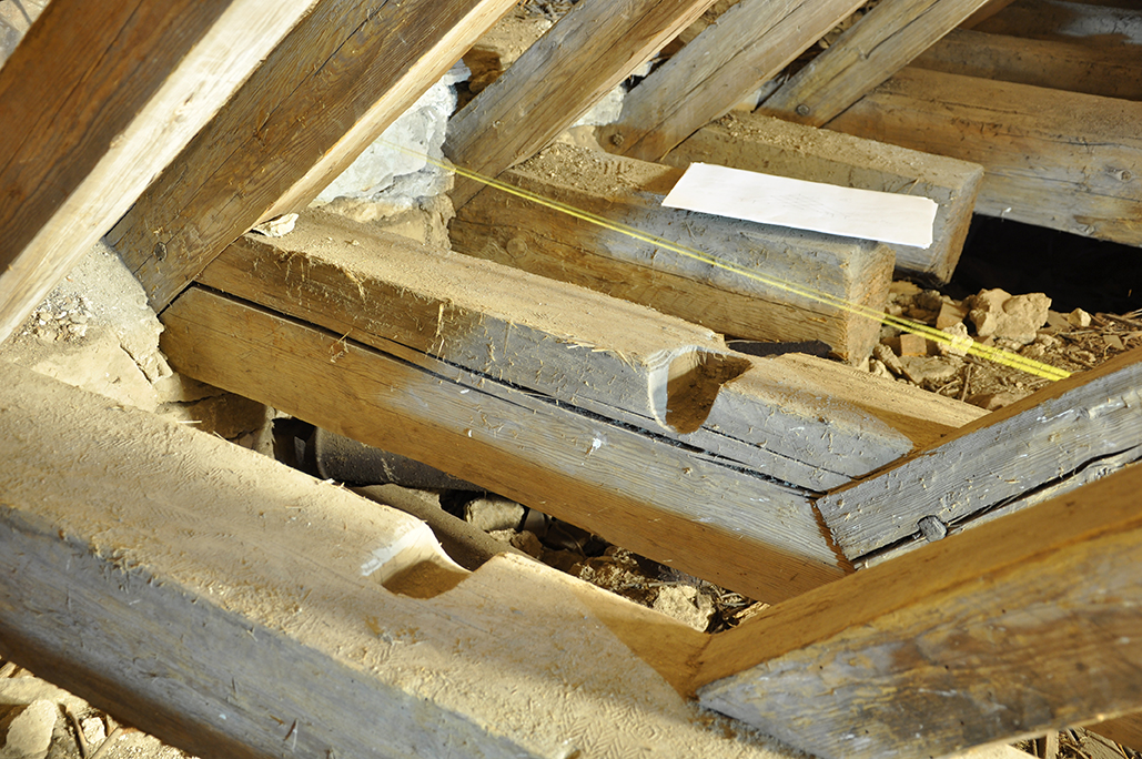 Närbild på tre takstolar i medeltidakyrka