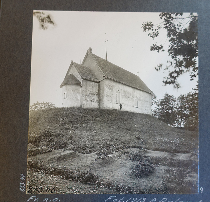 svarvit bild från 1900-talet på Forsby kyrka, en medeltida kyrka 