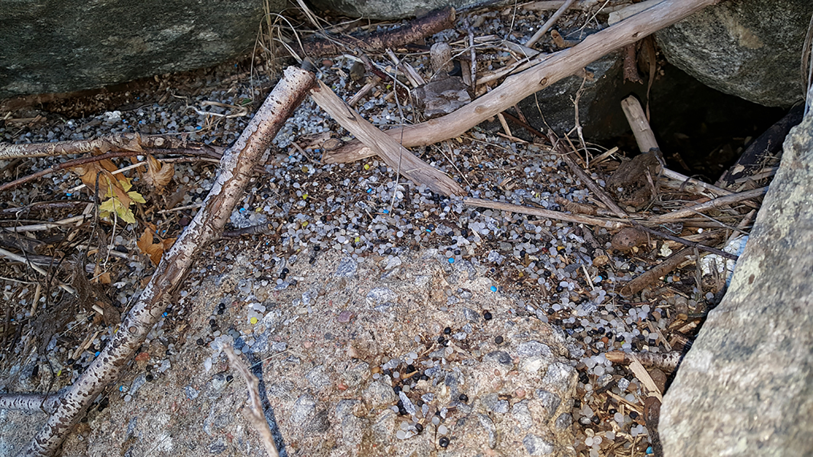 Små bitar av plast som ligger utsprtt på marken 