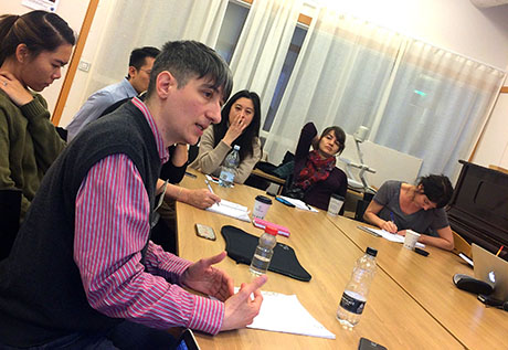 Adi Kuntsman håller i en workshop på Göteborgs universitet.