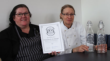 Anette Hanson och Marita Collin visar upp intyg