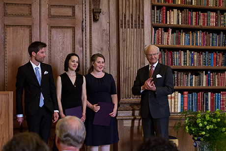 Johan Gardfors, Elisa Rossholm och Evelina Stenbeck med Kungen