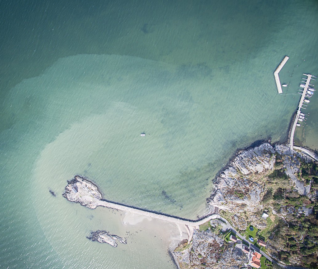 flygfoto över en ö i skärgården som har bryggor