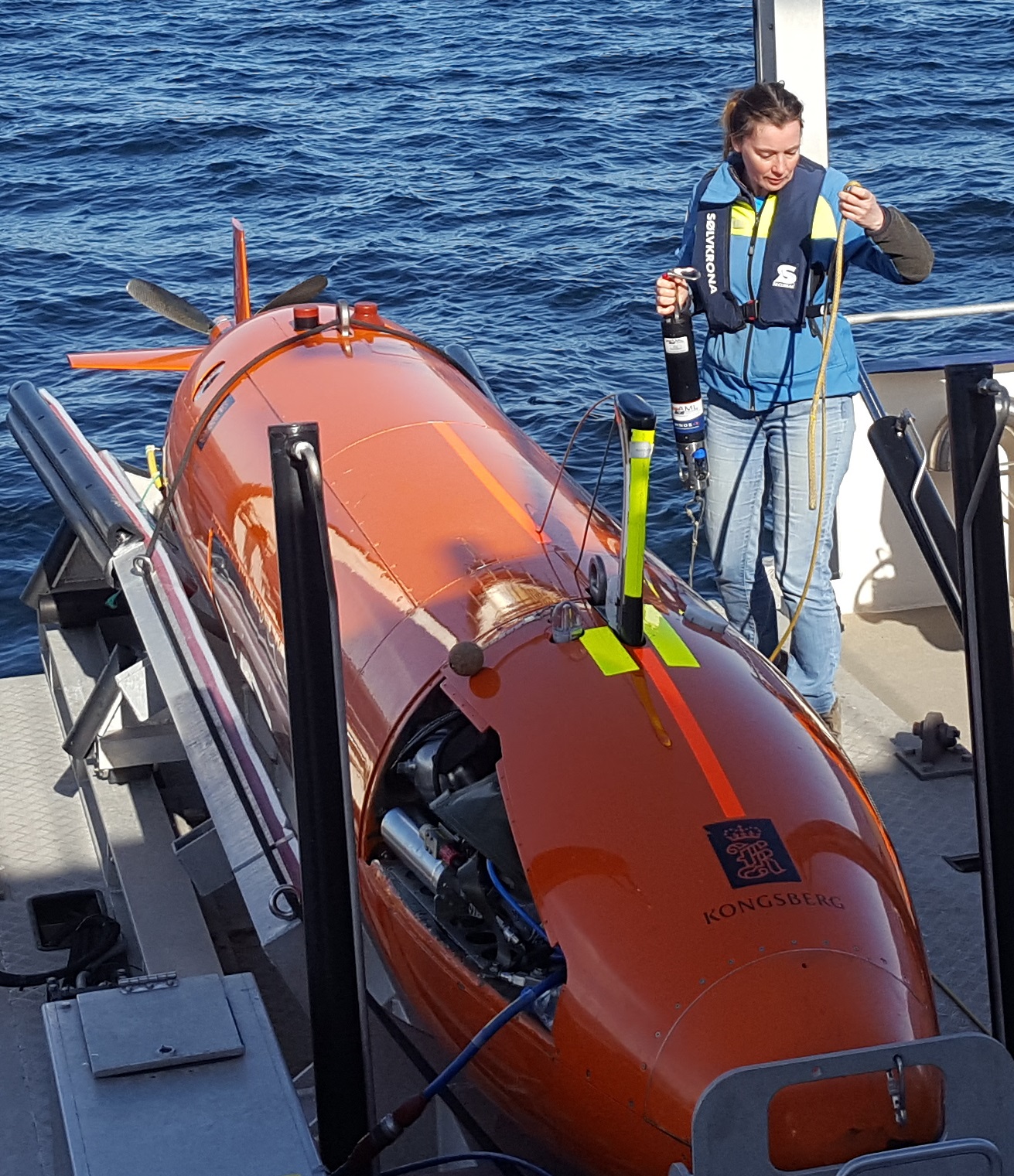 Anna wåhlin unersöker AUV på ett forskningsfartyg