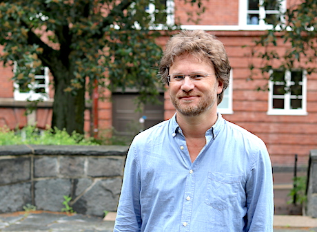 Tio år efter den stora finanskrisen har Joakim Sandberg, docent i praktisk filosofi vid Göteborgs universitet, fått jobb som gästprofessor inom det nya fältet finans och humaniora.