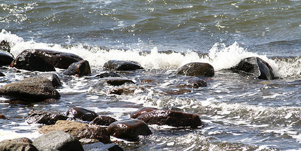vågor som bryts mot stenar och klippor